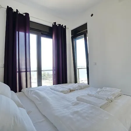 Bay Breeze Apartment *