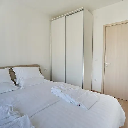 Bay Breeze Apartment
