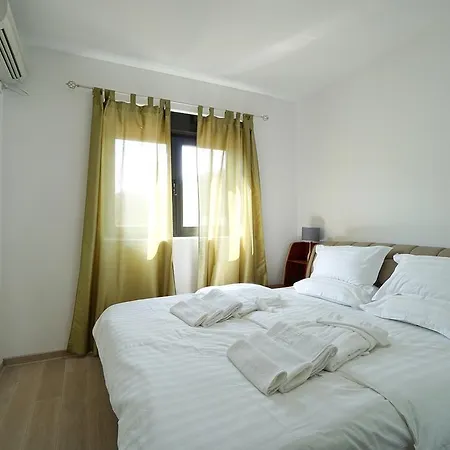 Bay Breeze Apartment *